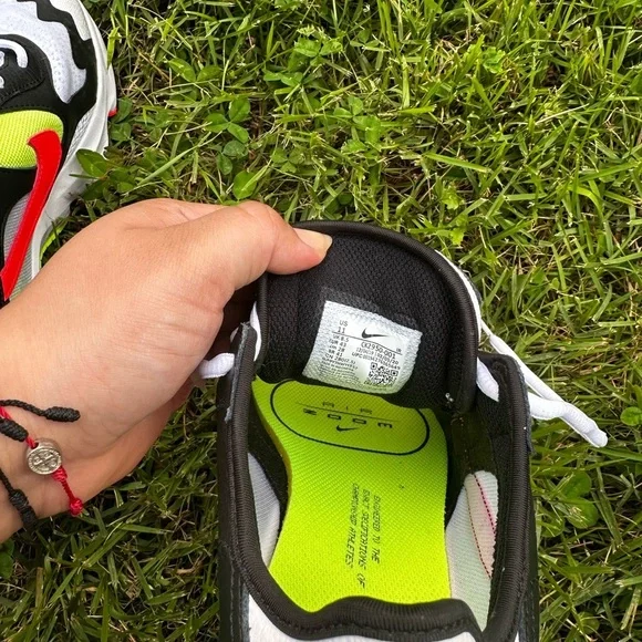 Nike Air ZOOM Black and White Athletic Shoes with Modern Silhouette - Picture 5 of 5